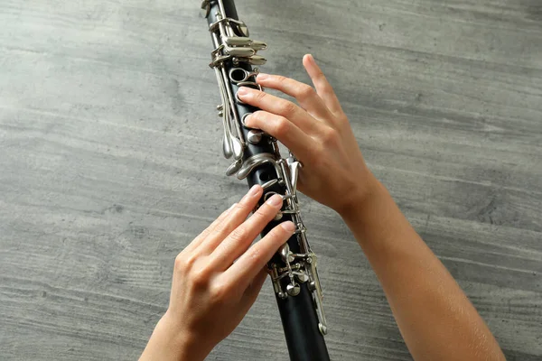 Female Hands Hold Clarinet Gray Textured Background — Stock Photo, Image