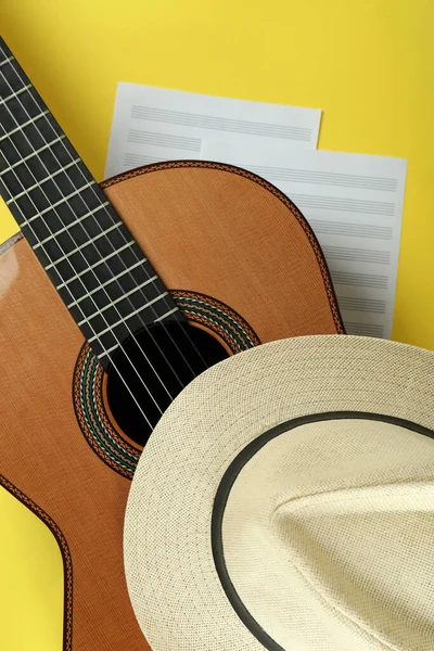 Guitare Classique Feuilles Musique Chapeau Sur Fond Jaune — Photo