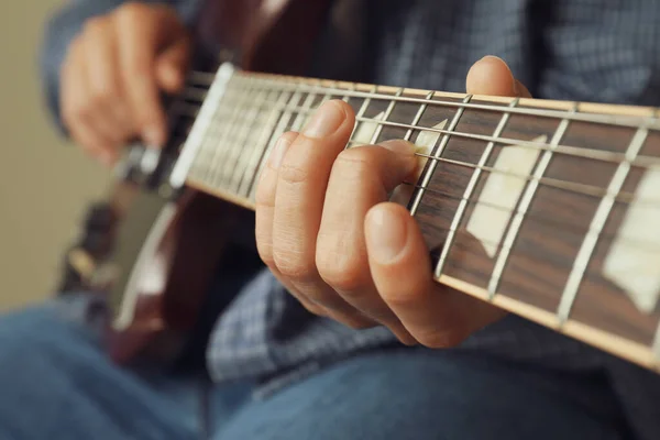 Elektro Gitarda Çalan Müzisyen Yakın Çekim Seçici Odaklanma — Stok fotoğraf