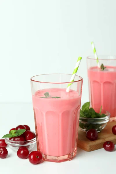 Lunettes Smoothie Cerise Ingrédients Sur Table Blanche — Photo