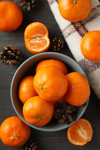 Schale Mit Mandarinen Zapfen Und Karo Auf Dunklem Holztisch — Stockfoto