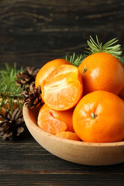 Schüssel Mit Mandarinen Zapfen Und Fichtenzweigen Auf Rustikalem Holztisch — Stockfoto