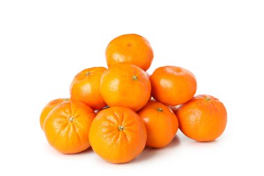 Beyaz arka planda izole edilmiş taze lezzetli mandalinalar