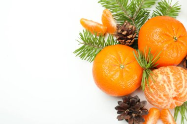 Beyaz arkaplanda Mandallar, koniler ve ladin dalları