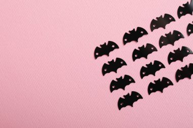 Pembe zemin üzerinde yarasalar ile düz konum