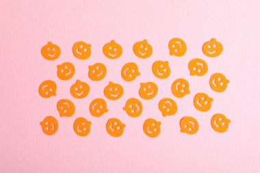 Pembe zemin üzerinde kabak ile düz bileşim yatıyordu