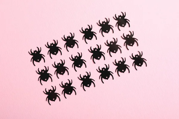 Platte Lay Compositie Met Spinnen Roze Achtergrond — Stockfoto