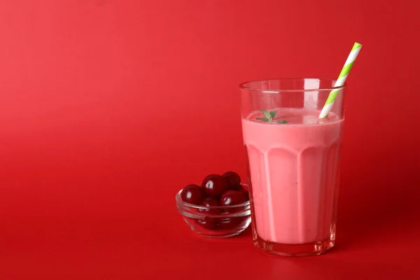 Glas Kirsch Smoothie Und Zutaten Auf Rotem Hintergrund — Stockfoto