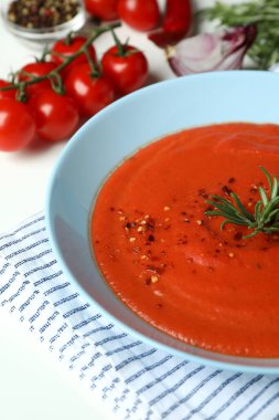 Gazpacho çorbası ve beyaz arka planda malzemeler.