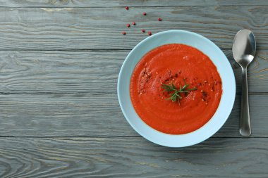 Gri ahşap arka planda gazpacho çorbası ile lezzetli yemek kavramı