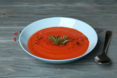 Gri ahşap arka planda gazpacho çorbası ile lezzetli yemek kavramı