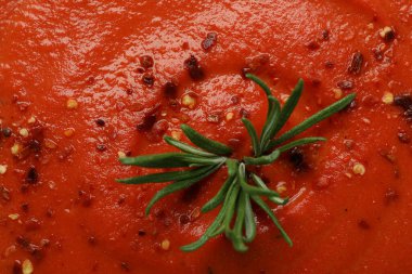 Arka planda gazpacho çorbası var, kapat.