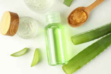 Aloe vera kozmetik ürünleri, beyaz arkaplanda yapraklar ve dilimler