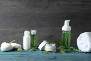 Ahşap masadaki aloe vera ile cilt bakımı kavramı