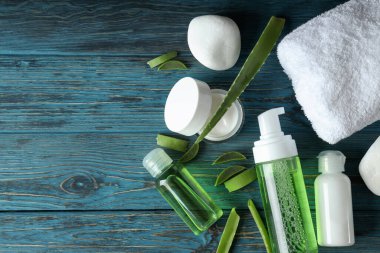 Ahşap masadaki aloe vera ile cilt bakımı kavramı