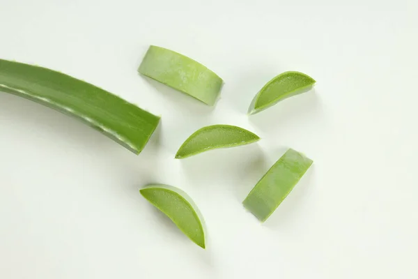 Aloe Vera Blad Och Skivor Vit Bakgrund — Stockfoto