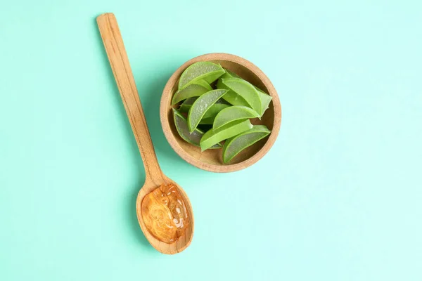 Spoon Aloe Gel Bowl Slices Mint Background — Stock Photo, Image