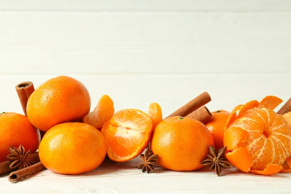 Mandarinen Und Zimt Auf Weißem Holztisch — Stockfoto