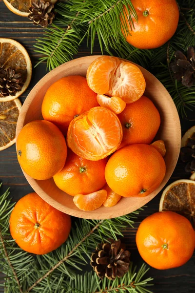 Weihnachtskonzept Mit Mandarinen Auf Rustikalem Holztisch — Stockfoto