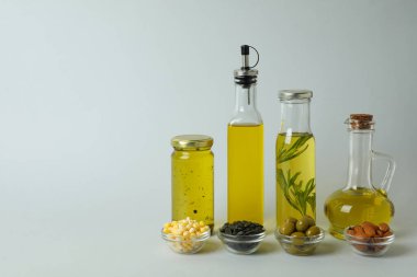 Açık gri arkaplanda farklı yağlar