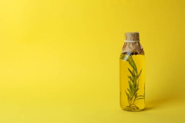 Sarı arka planda boş yağ şişesi