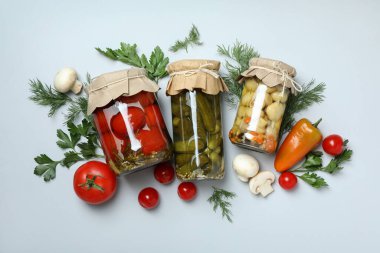 Açık gri arka planda turşulu sebze kavanozları