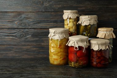 Kırsal ahşap arka planda turşulu sebze kavanozları