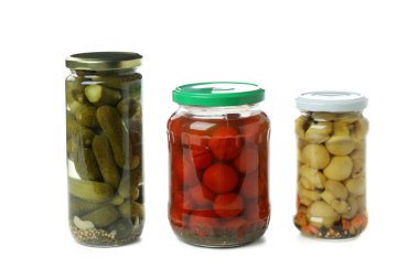 Beyaz arka planda izole edilmiş turşu kavanozları.