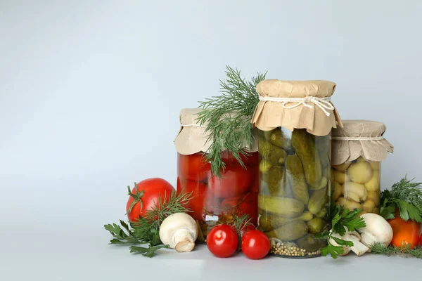 Gläser Mit Eingelegtem Gemüse Auf Hellgrauem Hintergrund — Stockfoto