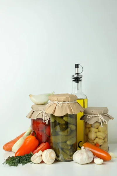 白いテーブルの上の漬物や具材の瓶 — ストック写真