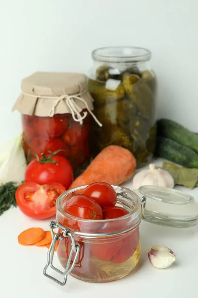 Frascos Verduras Escabeche Ingredientes Mesa Blanca —  Fotos de Stock