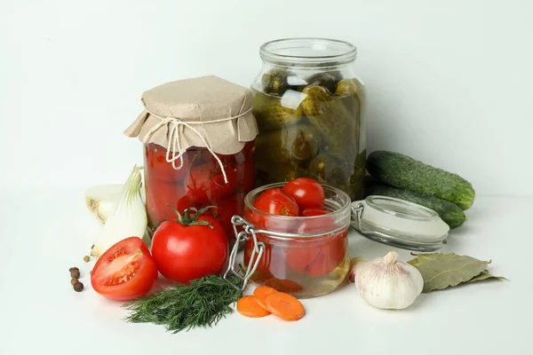 Pots Légumes Marinés Ingrédients Sur Table Blanche — Photo