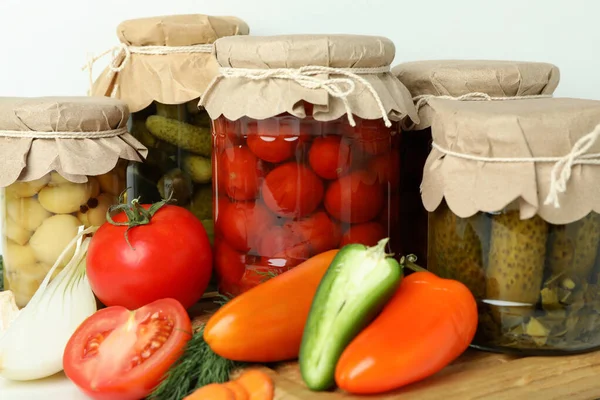 Kavanozlar dolusu sebze ve malzeme, kapatın.