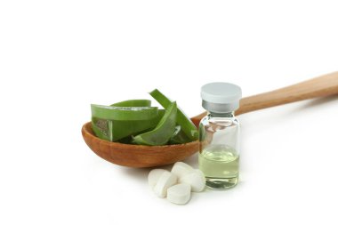 Beyaz arka planda izole edilmiş aloe içeren bitki hapları kavramı