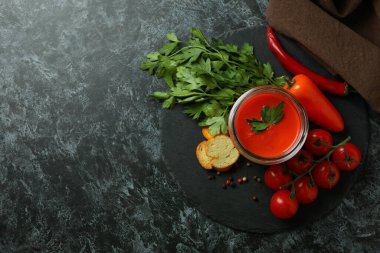 Siyah dumanlı arka planda Gazpacho çorbası ile lezzetli yemek kavramı