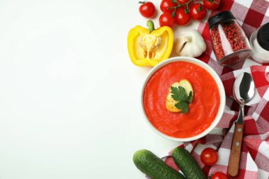 Gazpacho çorbası ve beyaz arka planda malzemeler.