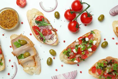 Lezzetli İtalyan atıştırmalıkları bruschetta ve beyaz arka plandaki malzemeler.