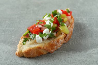 Gri desenli arka planda lezzetli İtalyan bruschetta 'sı