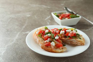 Gri desenli masada bruschetta atıştırmalıkları.