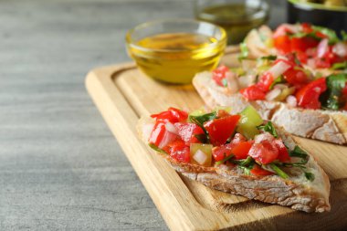 Gri desenli masada lezzetli bruschetta atıştırmalıkları.