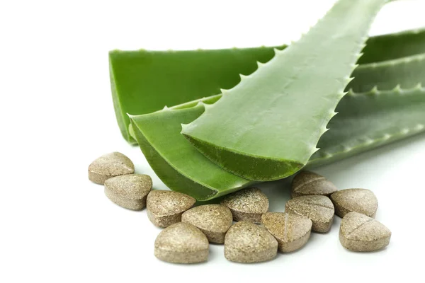 Konsep Pil Herbal Dengan Aloe Diisolasi Pada Latar Belakang Putih — Stok Foto
