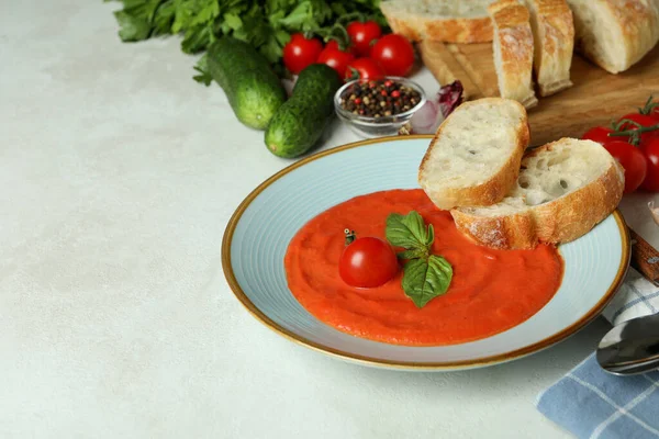 Concept Van Lekker Eten Met Gazpacho Soep Witte Textuur Achtergrond — Stockfoto