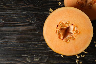 Olgun kavun yarımları kırsal ahşap masada