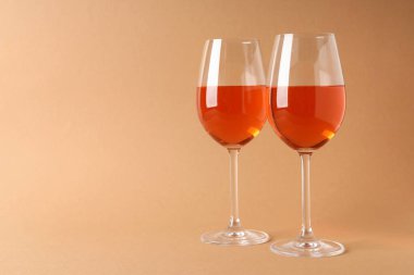 Bej arka planda şarap kadehleri, metin için boşluk