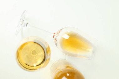 Beyaz arka planda şarap şişesi ve bardaklar