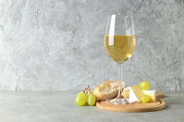 Gri dokulu masada beyaz şarapla lezzetli yemek kavramı