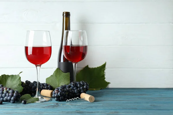 Vinho Tinto Uva Cortiça Saca Rolhas Mesa Madeira — Fotografia de Stock