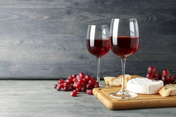Concept Manger Savoureux Avec Vin Rouge Sur Table Grise Texturée — Photo