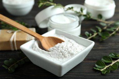 Kırsal ahşap masada doğal spa kozmetik ürünleri