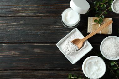 Kırsal ahşap masada doğal spa kozmetik ürünleri